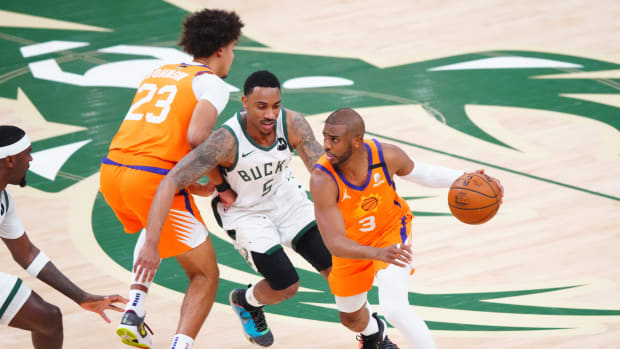 Phoenix Suns guard Chris Paul (3) against Milwaukee Bucks guard Jeff Teague (5)